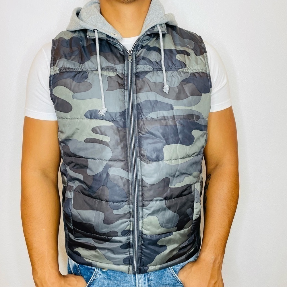 American Rag Gray Camo Print Zip Up Hooded Puffer Vest Men’s Size Large